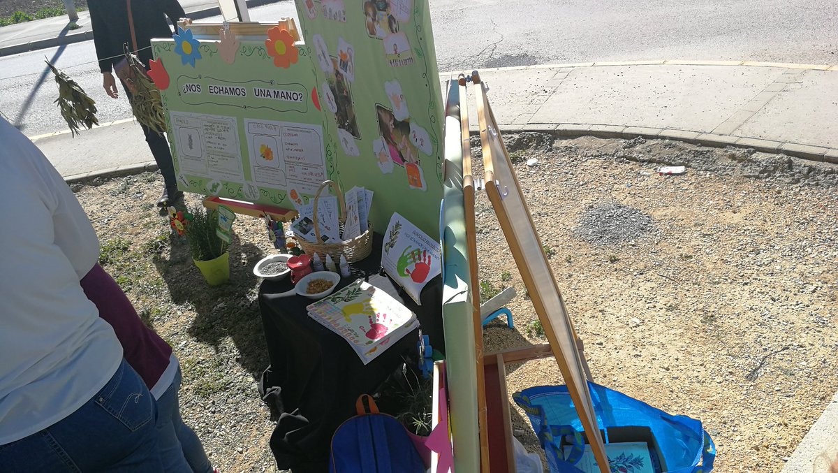 enlavicaria's tweet photo. Hoy infantil 5 años Las Montañas y CEEE Pueblos Blancos dan masajes en el mercadillo de Villamartín como final de su proyecto de emprendimiento "Nos echamos una mano" @DOMINGOCONEJO @Soledad80574924 Grandes!! #InnovaSdeC https://t.co/m1jEcLtzG0
