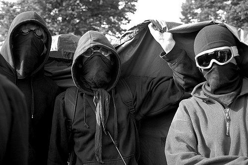 lehalomagazine's tweet image. 5 questions pour comprendre le Black Bloc lehalomagazine.com/2018/05/14/5-q…