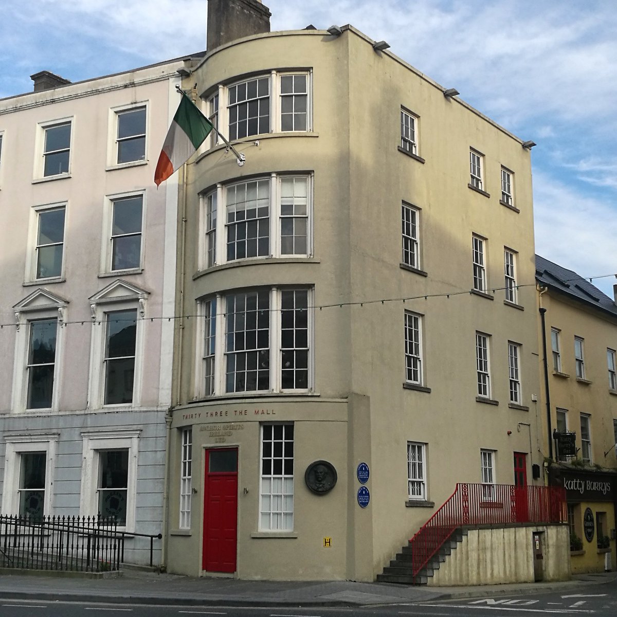 gpowithistory's tweet photo. A member of our staff visited 33 The Mall recently. This was the first place the Irish tricolour flew in 1848. You can learn more in #GPOWitnessHistory with our #ThomasFMeagher and #IrishFlag exhibition. @tfmf1848 https://t.co/OIzLUp4JFc