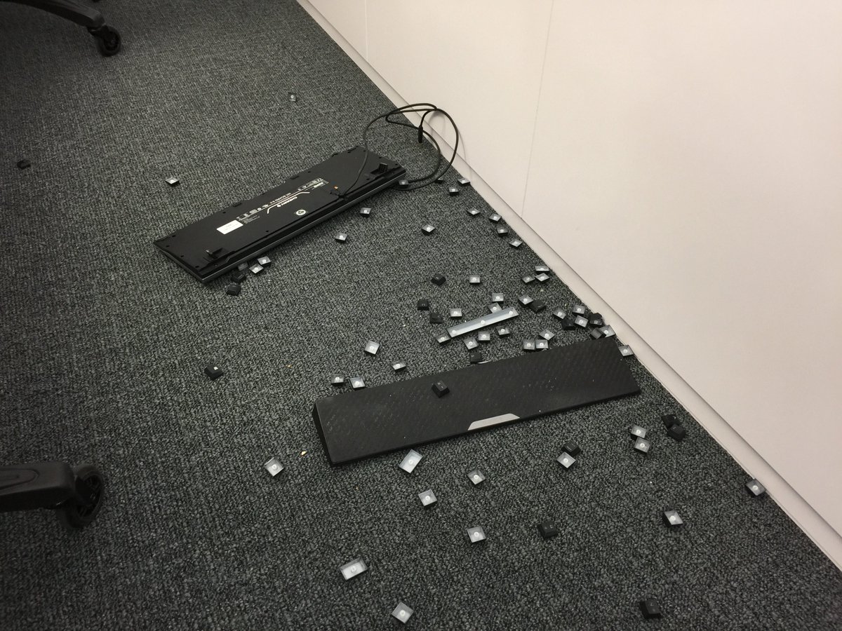 LDLC's tweet photo. 🤬 Rage quit https://t.co/kNdlKtAICT