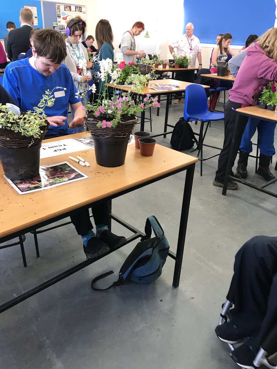EKCSkillsSquad's tweet photo. Busy getting creative @Kentfurthered with our very own @BBCCountryfile expert @SteveBrownGBWR 🌺🌾🌹🍂🌷🍃💐🌞🌞🌞@EKC__Group @Hadlow_College @LSEColleges @westkentcollege https://t.co/jj771GtCEK