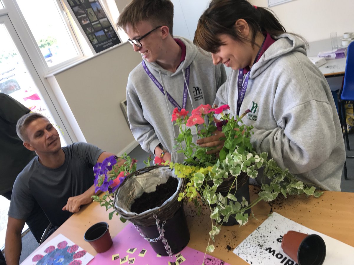 EKCSkillsSquad's tweet photo. Busy getting creative @Kentfurthered with our very own @BBCCountryfile expert @SteveBrownGBWR 🌺🌾🌹🍂🌷🍃💐🌞🌞🌞@EKC__Group @Hadlow_College @LSEColleges @westkentcollege https://t.co/jj771GtCEK