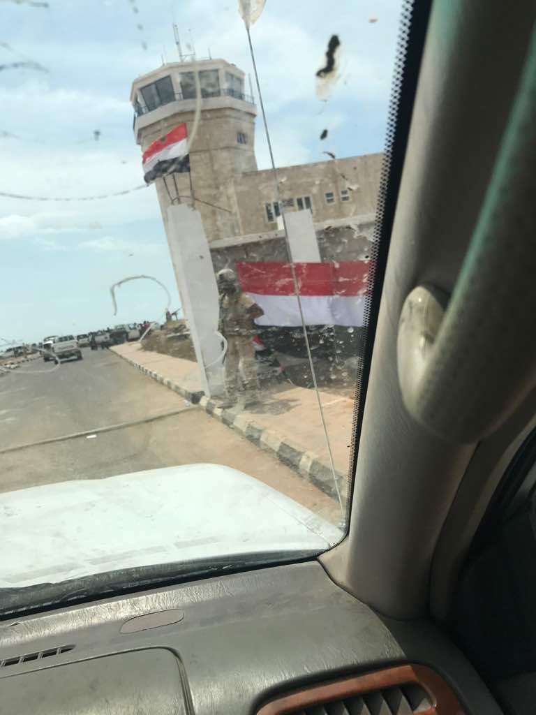 العلم اليمني يرفرف فوق أسوار المطار والميناء في ارخبيل سقطرى ورئيس الحكومة يعلن انتهاء الازمة بعد وساطة سعودية قضت بخروج الجنود الإماراتيين وعودة الأوضاع الى ما كانت عليه في السابق