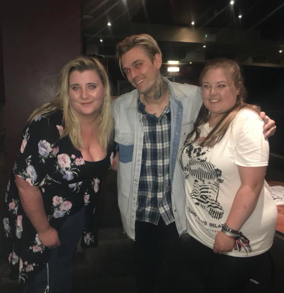 tinkstwitt's tweet photo. After a banging show I look a hot mess but @aaroncarter looks amazing, and was so lovely to meet 😌😍👌🏻 https://t.co/jQYjUxa9Ba