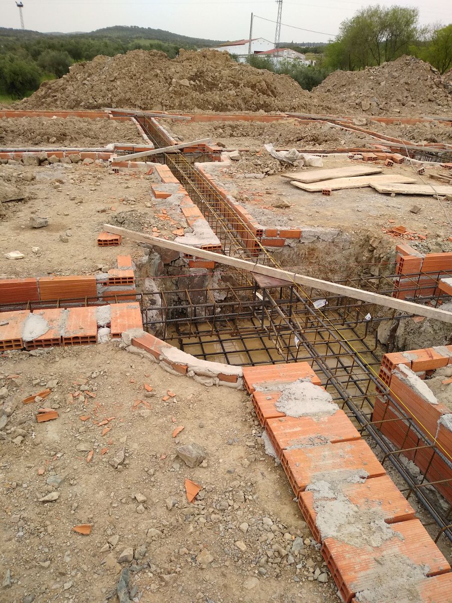 Detalle de encofrado perdido y armado para cimentación mediante zapatas aisladas de hormigón armado.
#arquitectura 
#construccion 
#estudiocero
#arquitectoshuelva