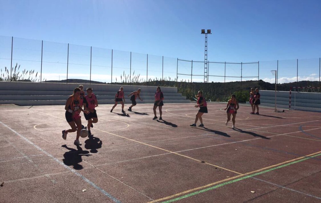 GPNetballClub's tweet image. What a beautiful day! Who fancies playing an hour of fun netball outside in this glorious weather tonight at Great Park Community Centre? Just £3 from 8-9pm and no experience necessary! ❤️ meet ALEX in the reception area from 7.50pm 😍
