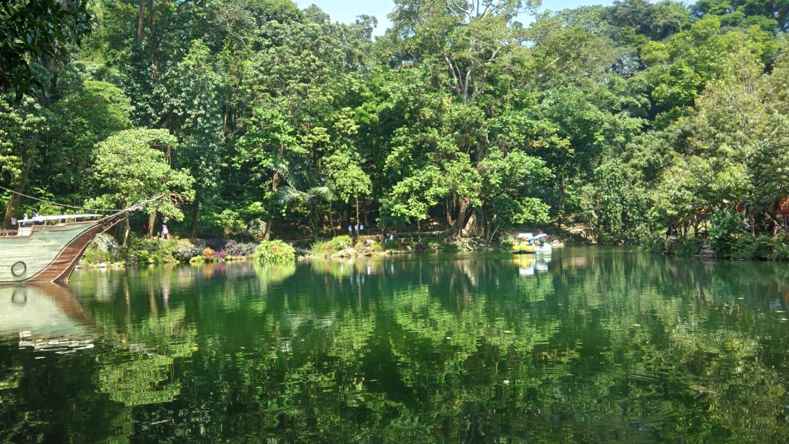 Situ ini mempunyai air yang sangat tenang yang diselimuti oleh hutan perawan yang belum terjamah, karena menawarkan panorama alam yang sangat asri dan khas. #GenpiGoesToMajalengka `
