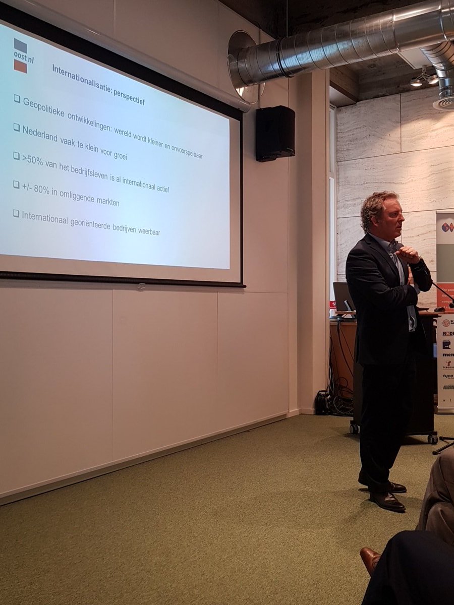 Politieke ontwikkelingen door <a href="/PDillingh/">Pieter Dillingh</a> op bijeenkomst #vit. Internationaal samenwerken. <a href="/WTCTwente/">WTC Twente</a>  <a href="/GO4Export_/">GO4EXPORT</a>