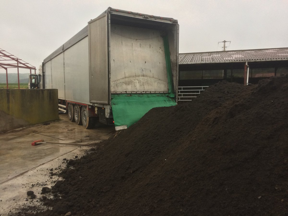 bigard_q's tweet image. Livraison de compost Comp’org ce matin pour la fertilité des sols ! 🌱 On prépare déjà la moisson 2019 ! 🌾😀 #SousLaPluie 🌧🌧🌧 #CompOrg #Emc2