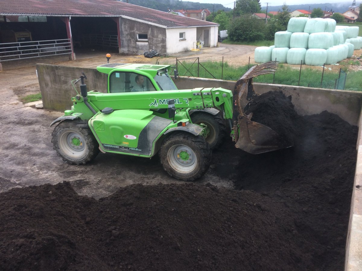 bigard_q's tweet image. Livraison de compost Comp’org ce matin pour la fertilité des sols ! 🌱 On prépare déjà la moisson 2019 ! 🌾😀 #SousLaPluie 🌧🌧🌧 #CompOrg #Emc2