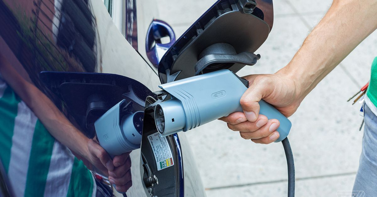 motorway's tweet image. Electrify America (a VW subsidiary) plans to install 2,000 EV charging stations across the US by June 2019: buff.ly/2Ha7L0x #electriccars #infraprojects #EV (via @andyjayhawk)