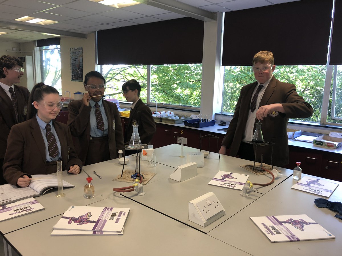 tsc_science's tweet image. Mr Russell&apos;s 9a3 doing a Chemistry #requiredpractical making soluble salts.