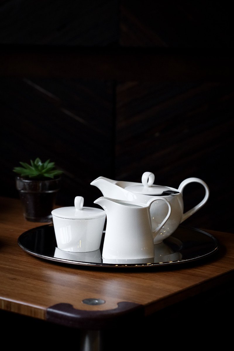 Mogogo_Buffet's tweet photo. Celebrating the Royal Wedding this weekend with an elegant tea party! Who's joining us? #RoyalLondon #HarryandMeghan #tea #servingcart https://t.co/4Hc5rcr26O