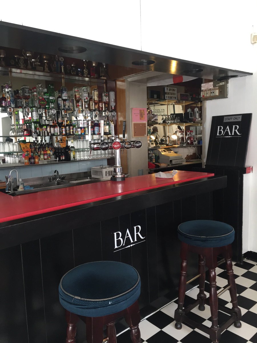 FallowfieldClub's tweet photo. Another #sunny #Manchester why not make the most of it after work? Our bar is open 7pm-12pm on weekdays 
#Fallowfield #FBLTC #Tennis #Weather #MondayMotivation https://t.co/rcVJVdCrt1
