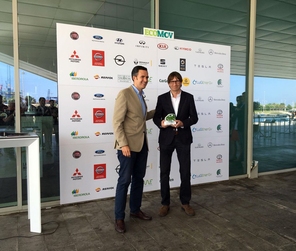CMup2city's tweet photo. El sábado estuvimos en el foro de expertos de #ECOMOV, en #Valencia. Evento de movilidad que hace @lasprovincias. Eduardo Blanes, presidente de la @AVVEinfo ha recogido el premio #Ecomov, en reconocimiento al esfuerzo en #movilidadeléctrica. #Up2City #VehiculosElectricos https://t.co/cgEdztrHZh