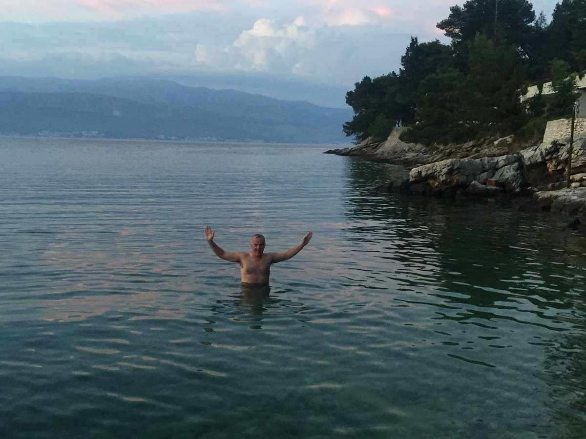 MiljenkoMartan's tweet photo. Samo da vas obavijestim da je sezona kupanja 2018. i službeno otvorena.
#Brač #Splitska https://t.co/xOus26Ur2g