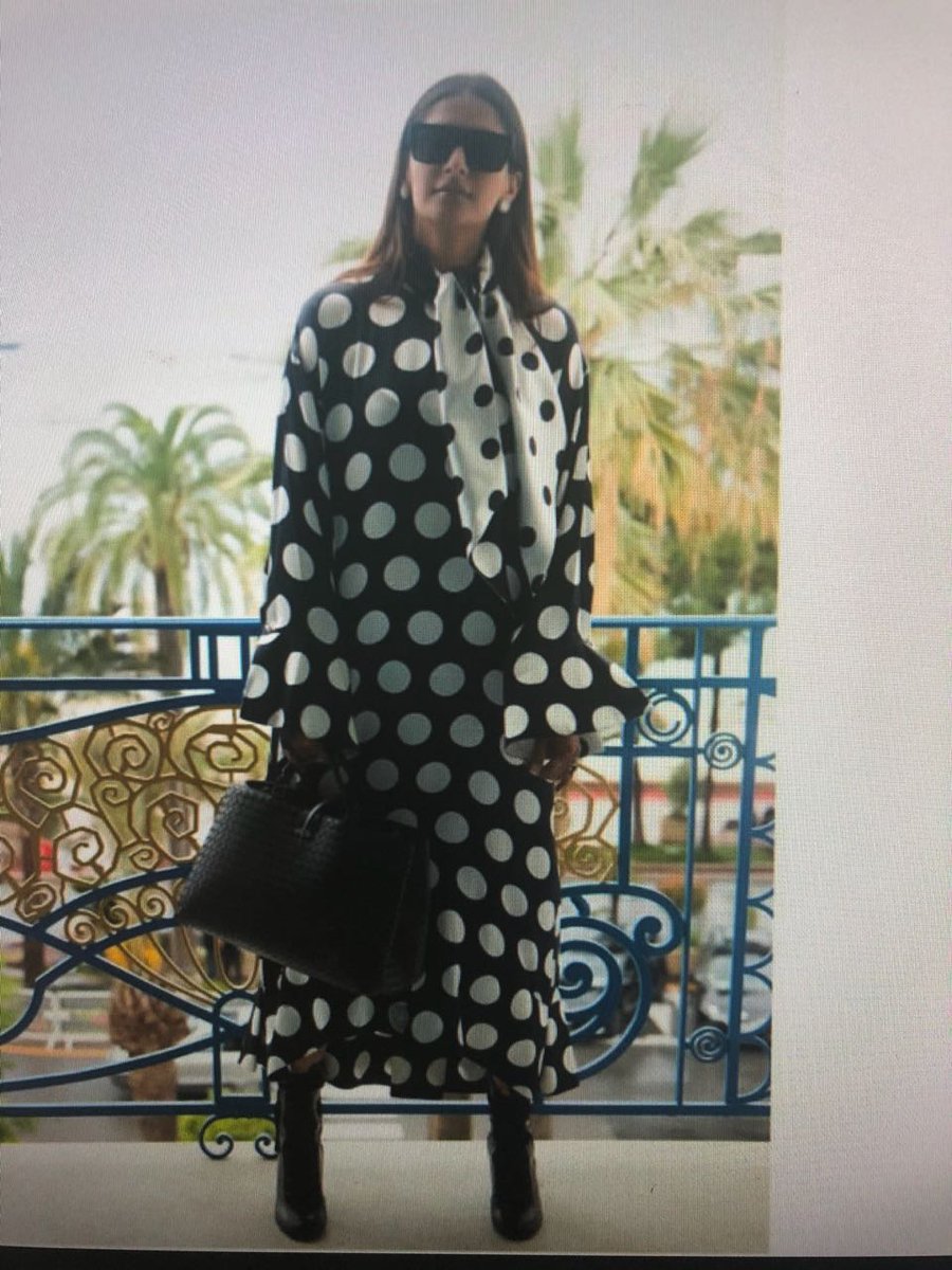 bombaytimes's tweet photo. #Cannes2018: @sonamakapoor arrives in style https://t.co/H5m1YVVkQS