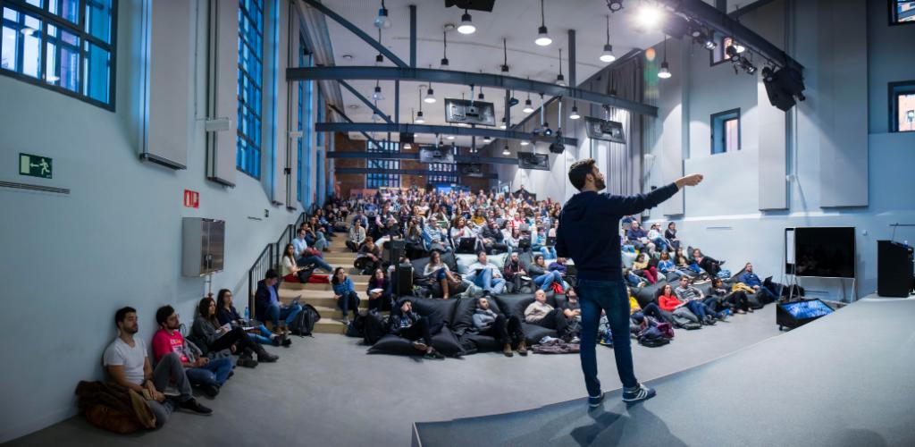 GoogleStartupES's tweet image. Pasa de 0 a 100 en #SEO con una nueva masterclass de @JoseRamonSaura. ¡Consigue una plaza en nuestro auditorio antes de que vuelen! 👉 goo.gl/1HfjWY #CampusSEO