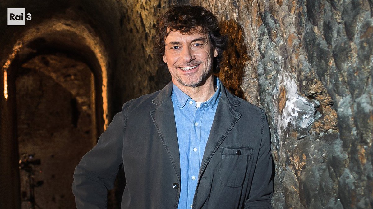 RaiTre's tweet photo. Un grande viaggio tra le civiltà del passato e i loro enigmi, esplorando uno dei siti archeologici più straordinari del mondo: l’Isola di Pasqua.
@UlisseRai3, con #AlbertoAngela, tra poco su #Rai3

Commentiamo insieme con l'hashtag 👉#Ulisse https://t.co/MfBuBjwLFe