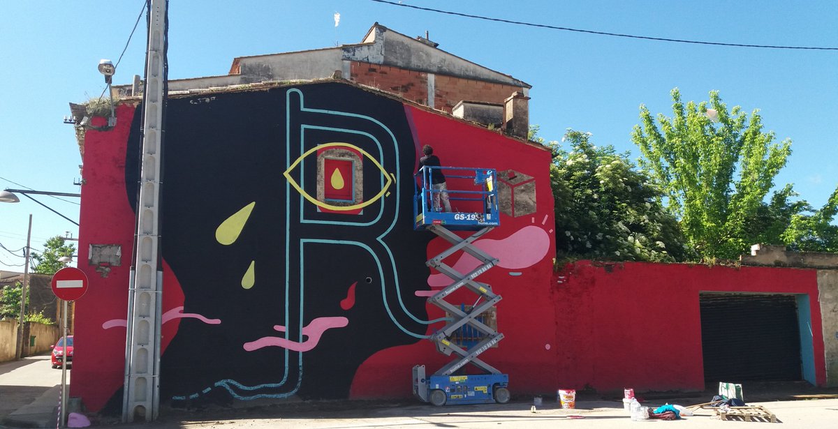 cdrsalt's tweet photo. Després d'un cap de setmana de pluja intensa, per fi ha sortit el sol! i amb sol i la caloreta l'Aleix i la Magda van acabant el mural per la #República i la #Llibertat del #ParcMonar de #Salt 
#LlibertatPresesPolitiques 
#LlibertatPresosPolítics 
#RepúblicaCatalana https://t.co/WDZmYWu4eg