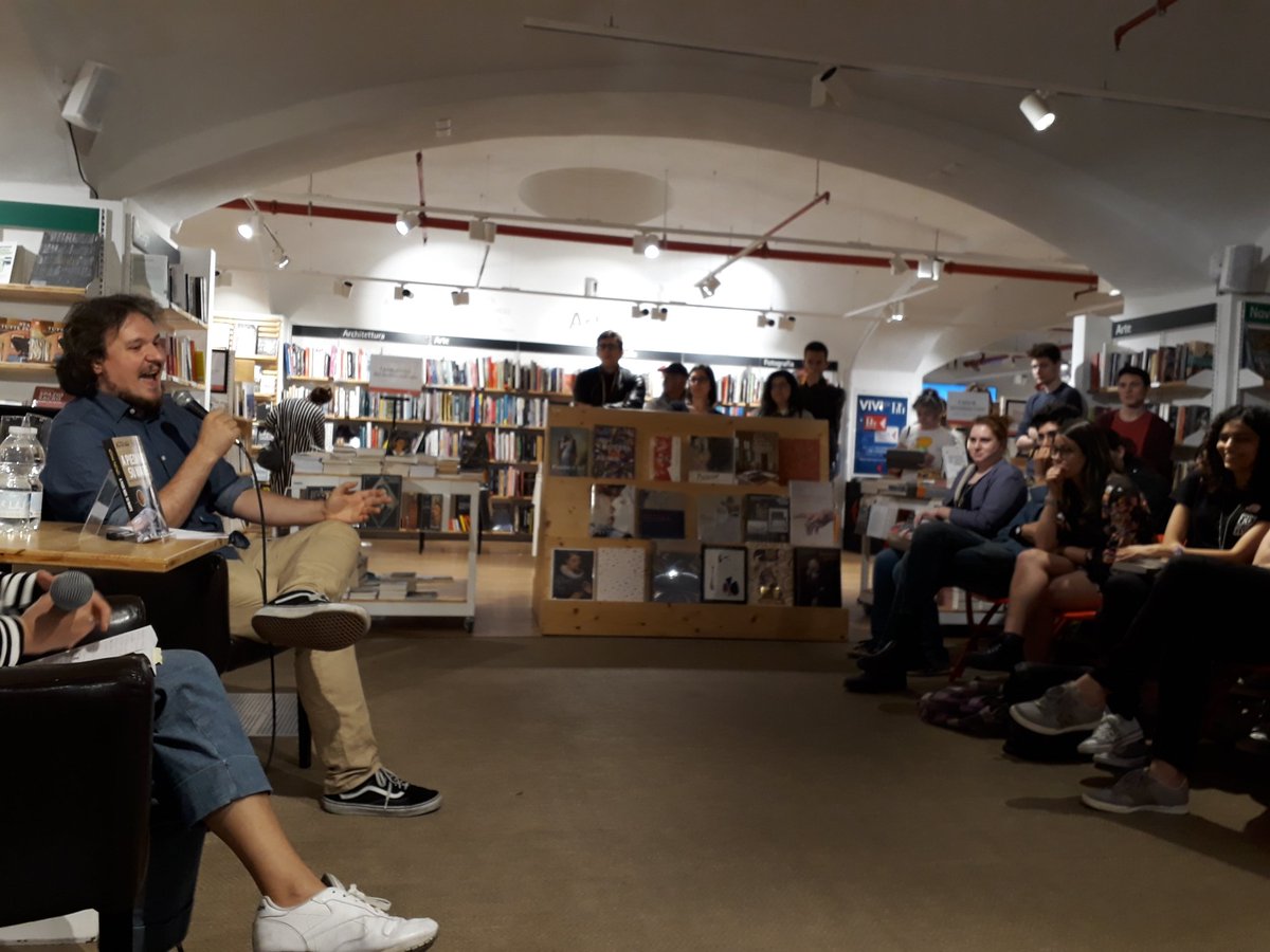 A @FeltrinelliDuomo Adrian Fartade manda in orbita il pubblico con il suo entusiasmo per la scoperta dello Spazio. Un elettrizzante racconto di astronomia nel suo A piedi nudi su Marte per <a href="/RizzoliLibri/">Rizzoli Libri</a>