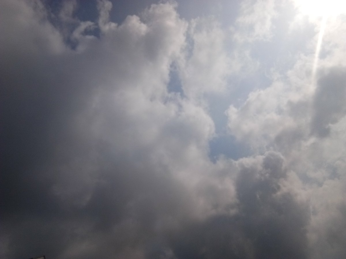 ZaharaTriU_'s tweet photo. mayang , 8 april 2018 , 09.29 WIB , Awan Sedang https://t.co/B36OGTSJXx