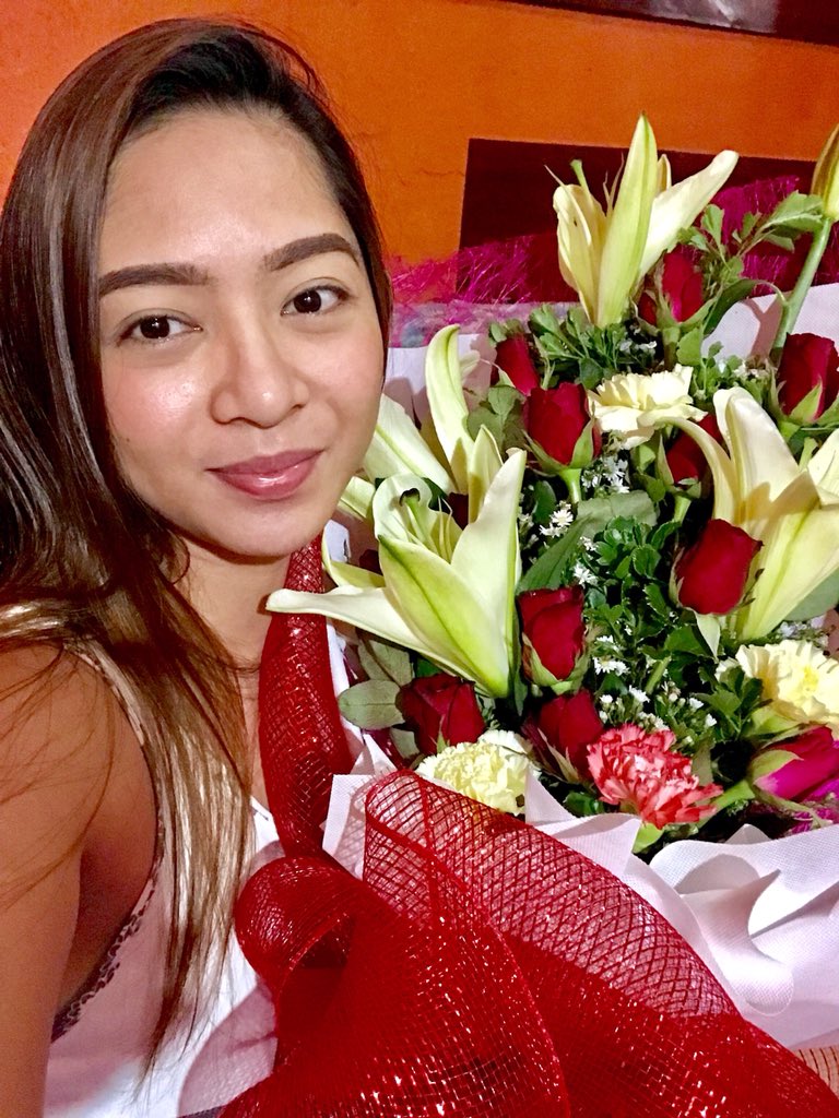 llorDezz's tweet photo. My super late post, Motherโs Day edition ๐
No words can express how grateful & thankful I am to have a hubby like u mon amour. ๐
Happy & kilig wife here ๐
แดต แดธแดผแตแดฑ แตแดผแต แดฌแดธแตแดฌแตหข แดนแดผแดบ แดฌแดนแดผแตแดฟ! โบ๏ธโฅ๏ธ
#teammeaning https://t.co/KC04vLK51t