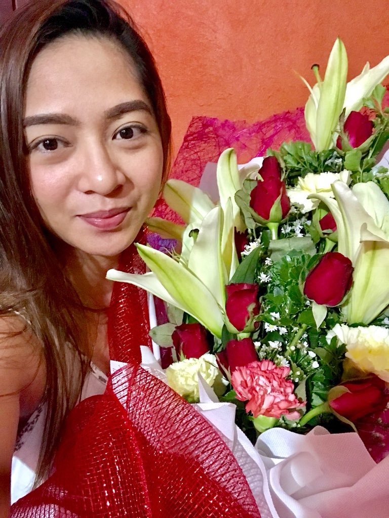 llorDezz's tweet photo. My super late post, Motherโs Day edition ๐
No words can express how grateful & thankful I am to have a hubby like u mon amour. ๐
Happy & kilig wife here ๐
แดต แดธแดผแตแดฑ แตแดผแต แดฌแดธแตแดฌแตหข แดนแดผแดบ แดฌแดนแดผแตแดฟ! โบ๏ธโฅ๏ธ
#teammeaning https://t.co/KC04vLK51t
