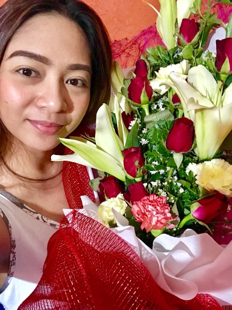 llorDezz's tweet photo. My super late post, Motherโs Day edition ๐
No words can express how grateful & thankful I am to have a hubby like u mon amour. ๐
Happy & kilig wife here ๐
แดต แดธแดผแตแดฑ แตแดผแต แดฌแดธแตแดฌแตหข แดนแดผแดบ แดฌแดนแดผแตแดฟ! โบ๏ธโฅ๏ธ
#teammeaning https://t.co/KC04vLK51t