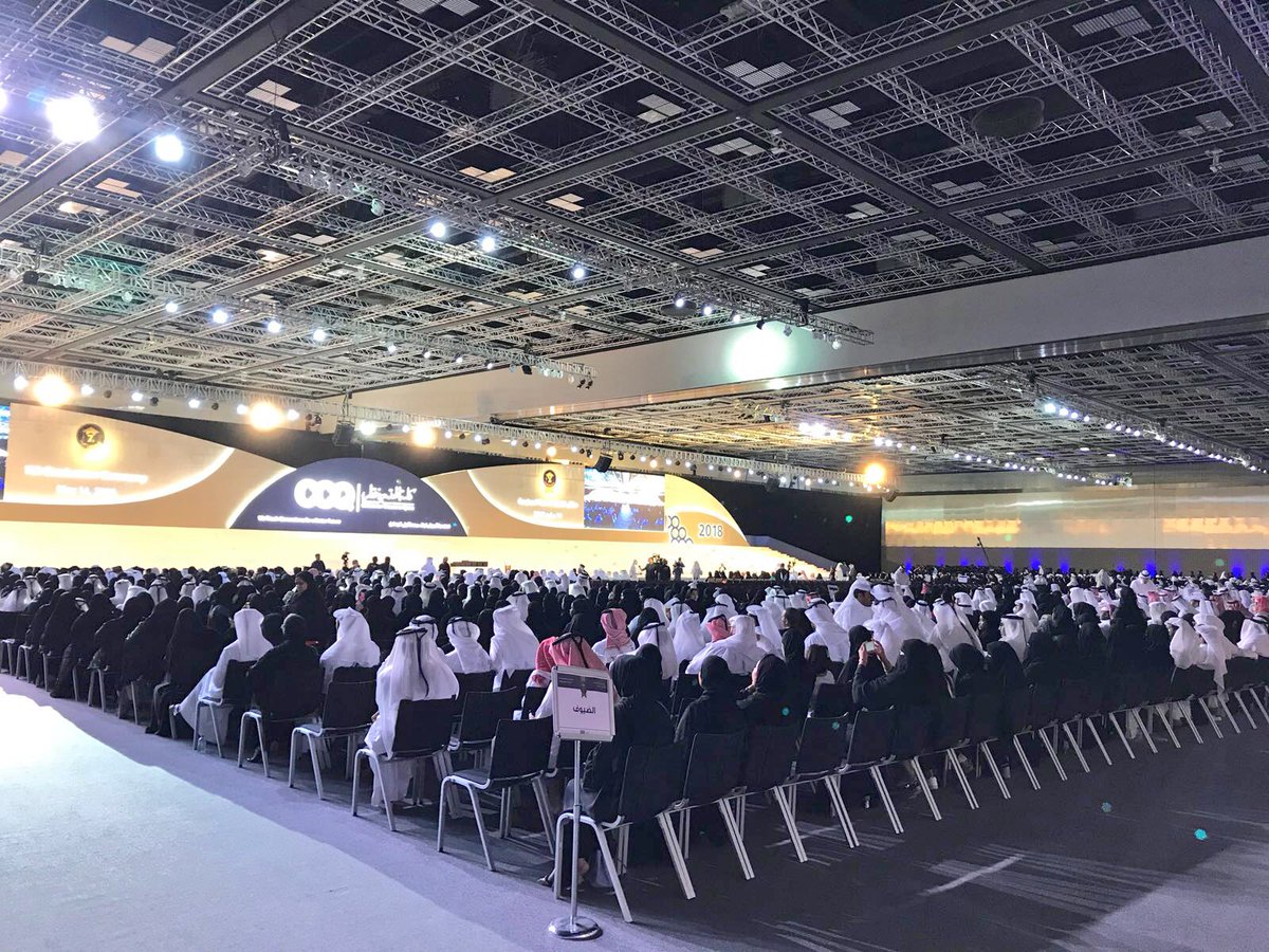 NadeebQa's tweet photo. بدء حفل تخريج الدفعة السابعة من طلاب كلية المجتمع البالغ عددهم 881 خريج
@CommunityCQ 
#CCQgrad18 #نديب_قطر https://t.co/6WeZs7uw6P
