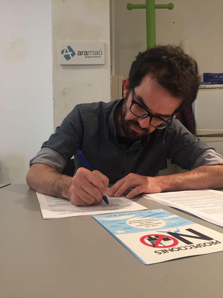 agrupacioaramao's tweet photo. Els nostres regidors signen les al·legacions per dir #StopMedSalt2 i per un Mediterrani lliure de prospeccions https://t.co/ZQ1jqi4HyC