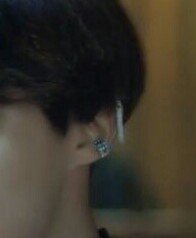maranghaeee's tweet photo. JHOPE IS THE ONLY MEMBER WHO DOESN'T HAVE PIERCING OR EARRING SINCE DEBUT AM I RIGHT!? BUT THIS ERA WE FINALLY SAW HIM HAVING THOSE OMGGG WHAT IS HAPPENING!? #FAKE_LOVE #iVoteBTSBBMAs @BTS_twt https://t.co/zBGqGc5yu3