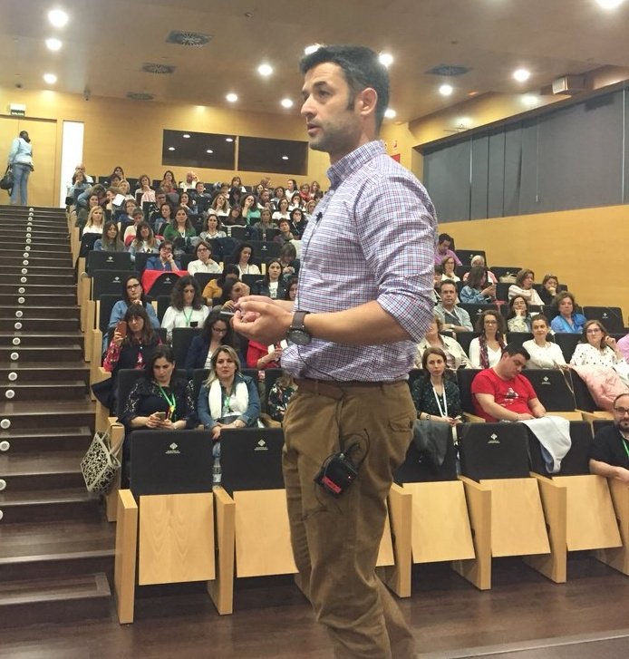 masaezmartinez's tweet photo. ‼️ENFERMERAS, ¿CUÁL ES VUESTRO OFICIO? ‼️🗡️🗡️
Brutal @PauMatalap 🔝🔝en el #DIEAlbacete2018 en su ponencia.
Aquí la tienes⬇️⬇️📹 gracias a @virgiliocen 
https://t.co/VcwHqHvDoK https://t.co/FmrLZqq5ie
