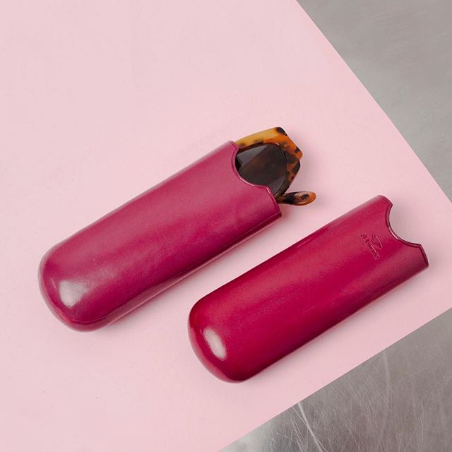 IlBussetto's tweet photo. Keep your favourite sunglasses 👓 safe with our glasses case at https://t.co/a7kVRH2yJl
•
#leathergoods #ilbussetto #italianstyle #fashion #leather #leathercraft #makeyourstyleunique #sunglasses #myilbussetto https://t.co/W15srtYh2u