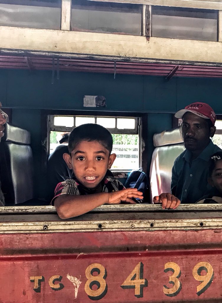 PViajeros's tweet photo. Saludos por acá desde #SriLanka! En esta foto el gran viaje en tren por las tierras altas! Les compartimos nuestra cuenta de Instagram donde vamos compartiendo el día a día de este viaje de 9 meses por #4continentes
https://t.co/nCfdDzVO8b https://t.co/kYiXVZMCeV