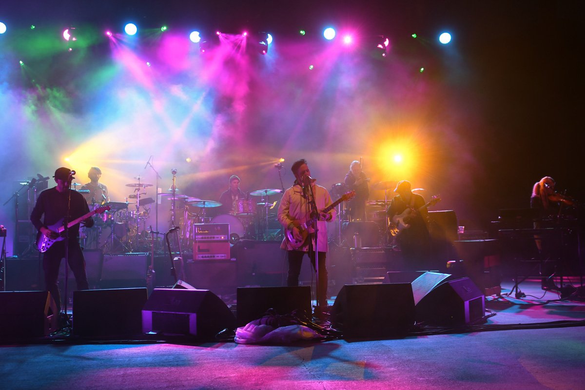 PreludePress's tweet photo. PHOTOS: @modestmouseband &amp; @MimickingBirds at @RedRocksCO last night: https://t.co/EpIDaXDQet https://t.co/34yxKHMKSX