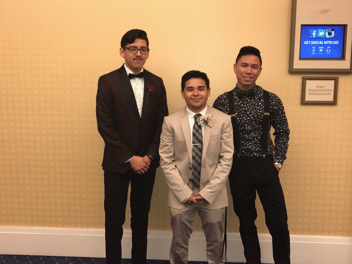 __crzybrat's tweet photo. Spent the first and last prom with my family❤️ slayed and had fun. So much love goes to these people. May our lives be lived to the fullest!😌💕 #Oxonprom2k18 https://t.co/IwZX00KWS0