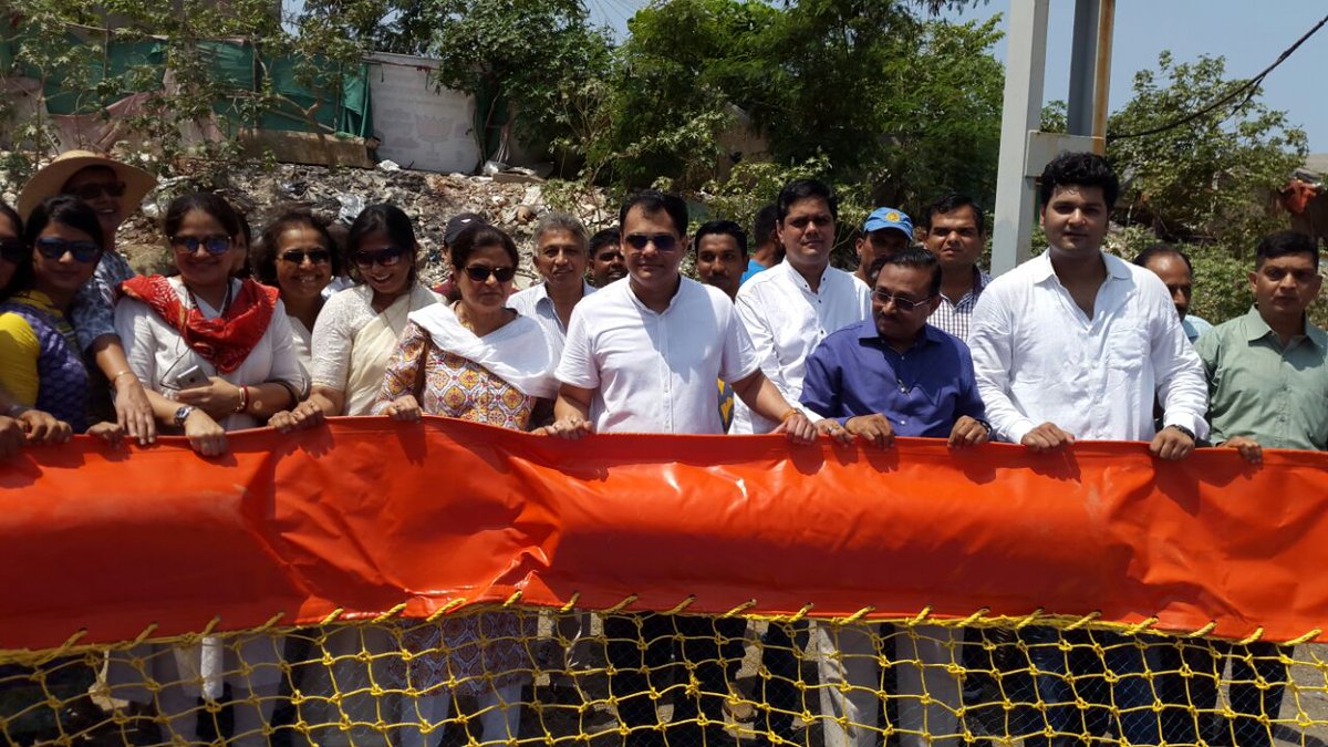 renu_hansraj's tweet photo. #Save our #Oceans .every step counts #TRASH booms installation at irla nalla .ek aur kadam #SwachhBharatMission ki aur we thank @Dev_Fadnavis ji @AmeetSatam ji @sai freight @UPL#Mcgm https://t.co/vBaLsz4QuK
