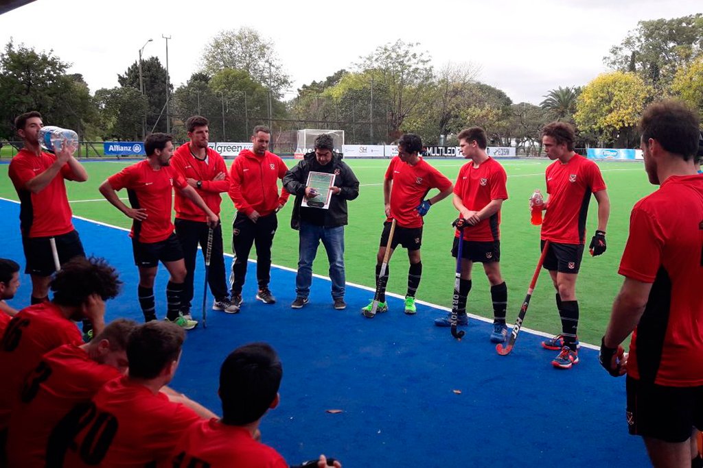 100hockey's tweet photo. #CampeonatoArgentino #Mayores #BuenosAires 🏑 Los chicos fuera del podio pero entre los mejores del país | https://t.co/oH0aZiSTG3 📸 HockeyExtra @100hockey https://t.co/8d3TGChEO0