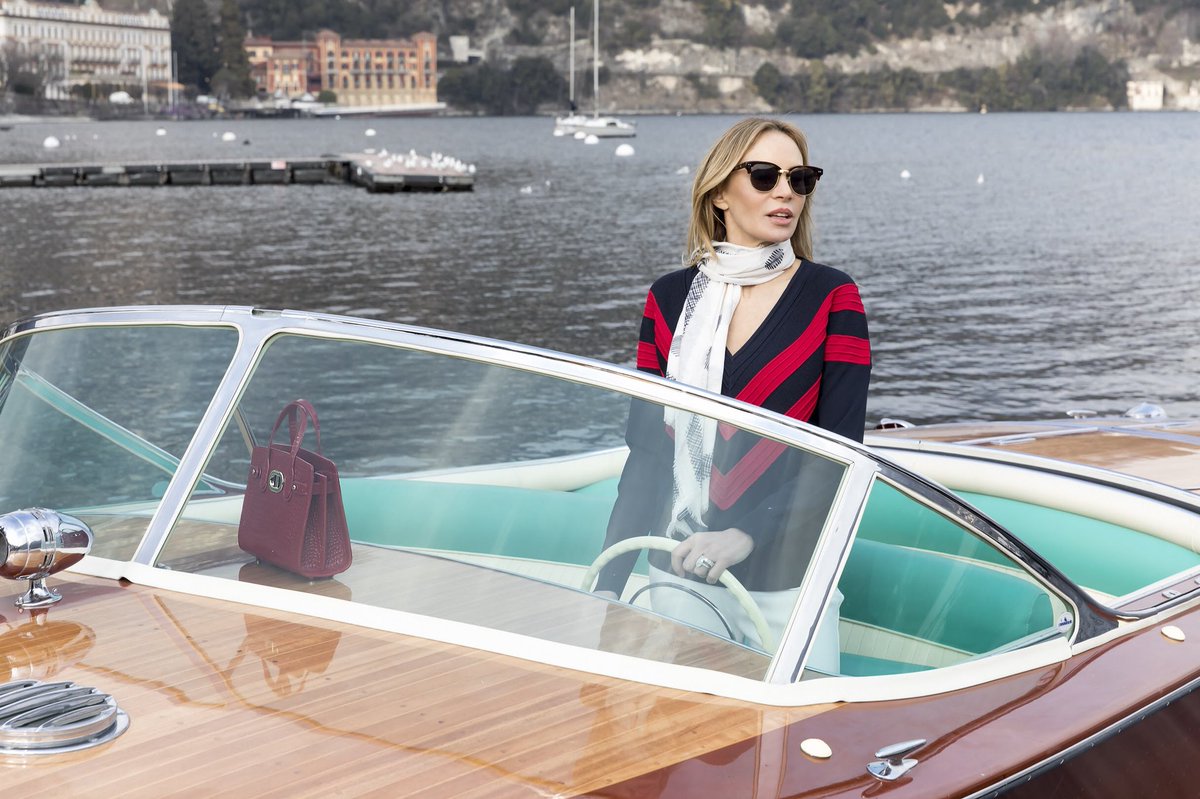 Dee’s new Verona Cocco Tote plays copilot on the waves of Lake Como. bit.ly/VeronaCocco