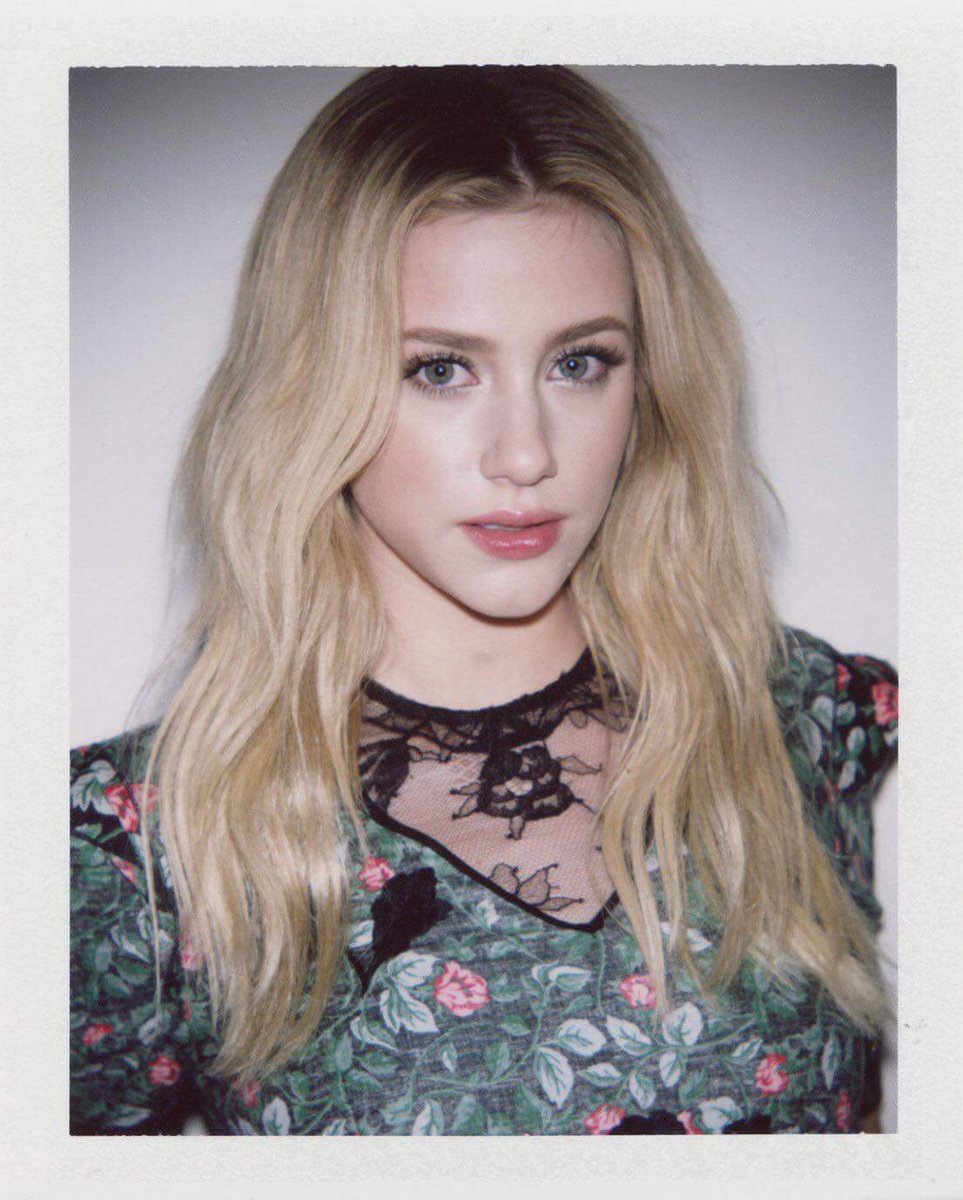 _kmgl29's tweet image. Look how perfect they are. Riverdale babes represent! @lilireinhart @CamilaMendes #BeeVee ❤️