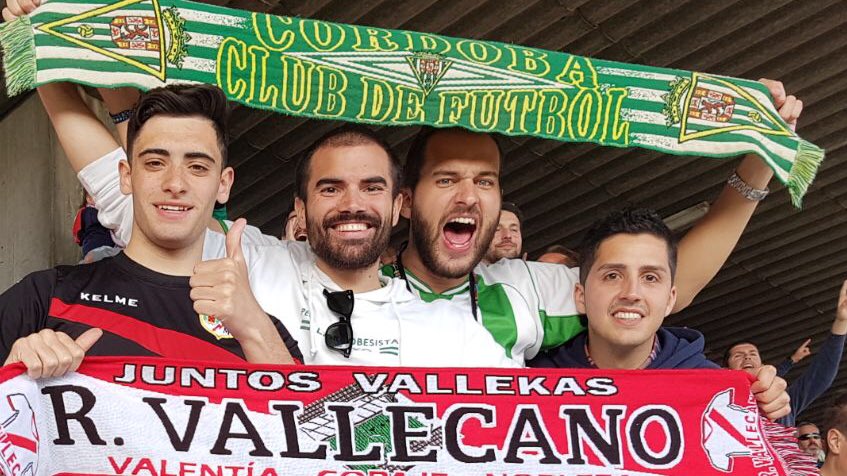 lacavaccf's tweet photo. Al final del partido se nos acercó un aficionado del Rayo Vallecano y quería una foto con nosotros.
Terminamos deseándonos suerte mutuamente.
#aficionsana #ccf https://t.co/M7r7MVHGm8