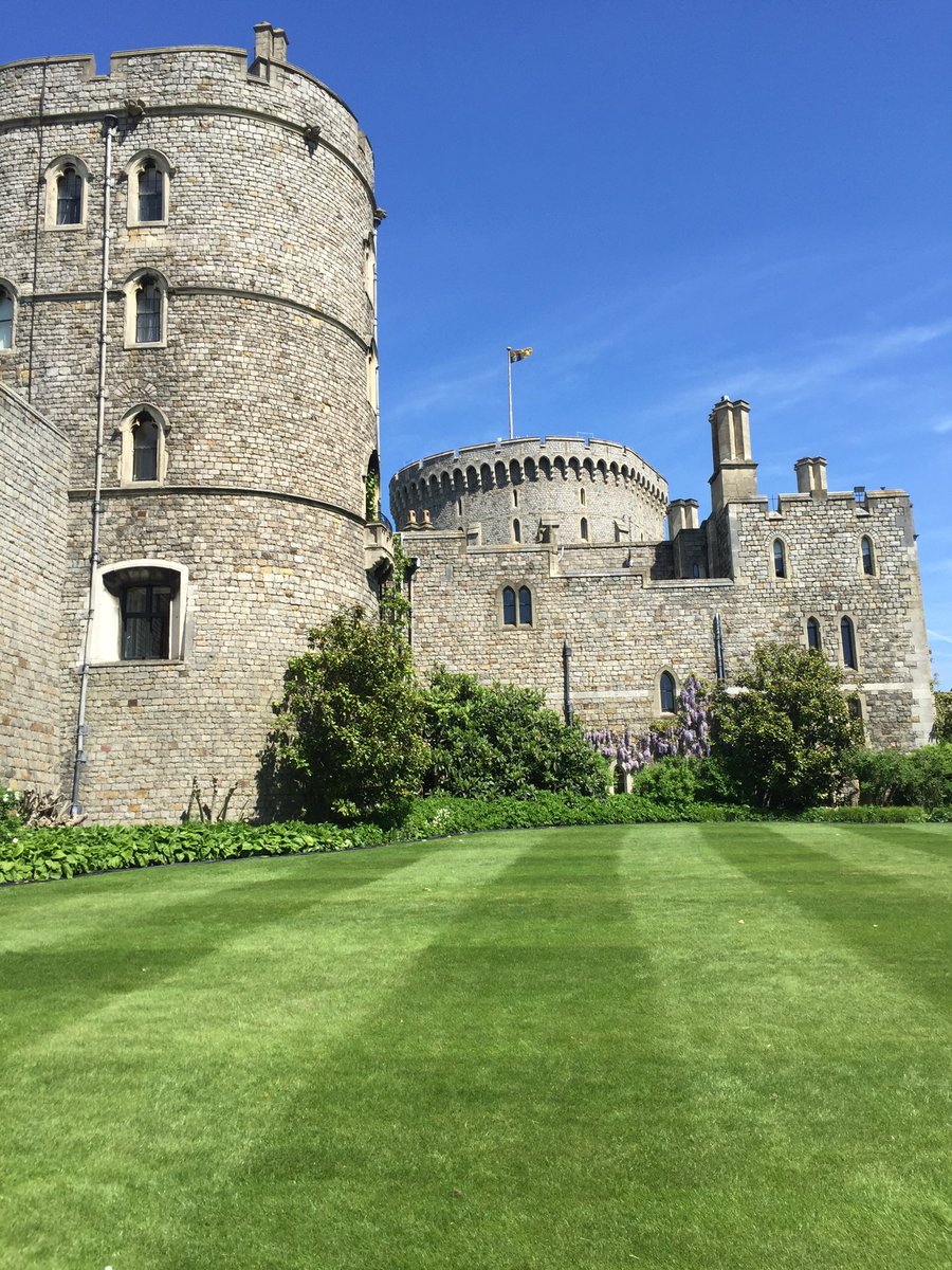 lucrezianews's tweet photo. Live every lunchtime for @itvnews in Windsor ahead of #HarryandMeghan #TheRoyalWedding #WindsorCastle looking glorious in the sunshine! https://t.co/gNfE8LN4EB