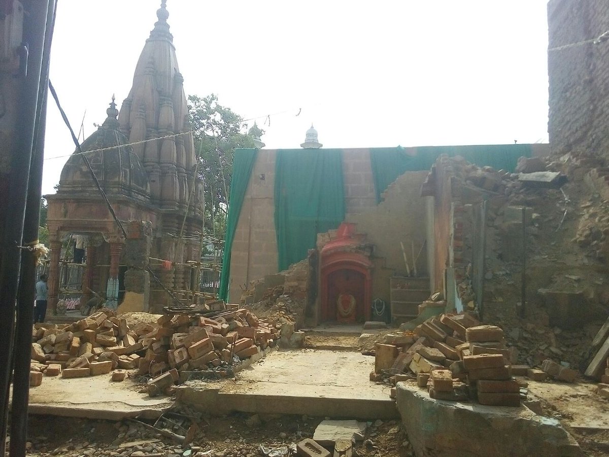 अब ज़रा इसी तस्वीर को सामने तथा अन्य एंगलों से देखते हैं।पुरातन मंदिरों को मुक्त करने का यह प्रयास किस कोने से हमारी धरोहर नष्ट करना लग रहा है ये मैं समझना चाहता हूँ ।और कौन सनातनी हिन्दू होगा जो मंदिरों के अतिक्रमण व दीवारों में चिनवाने का समर्थन करेगा ??