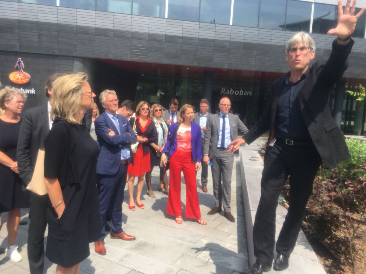 JJorritsma040's tweet photo. Rondleiding door hartje #Eindhoven met @KajsaOllongren van @MinBZK , @CvNieuwenhuizen en @SvVeldhoven van @MinIenW Fellenoord, het vermoeide hart van @Brainport_ehv groeit in 20 jaar uit tot groen werk- woon en leefgebied, met ruimte voor klimaatopgaven. Rijk en Regio samen! https://t.co/JwATthq5uz