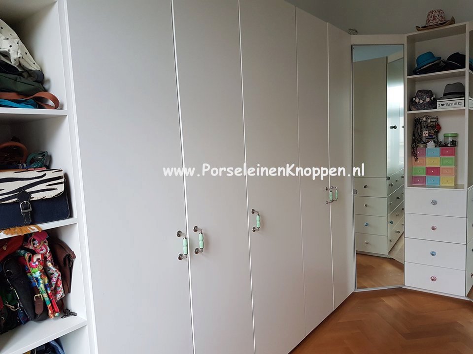 Super stoer om te zien deze wandkast met allemaal verschillende kastknoppen. 
Maar zie ook de babycommode en kledingkast. Super gekozen uit ons assortiment kastknoppen.