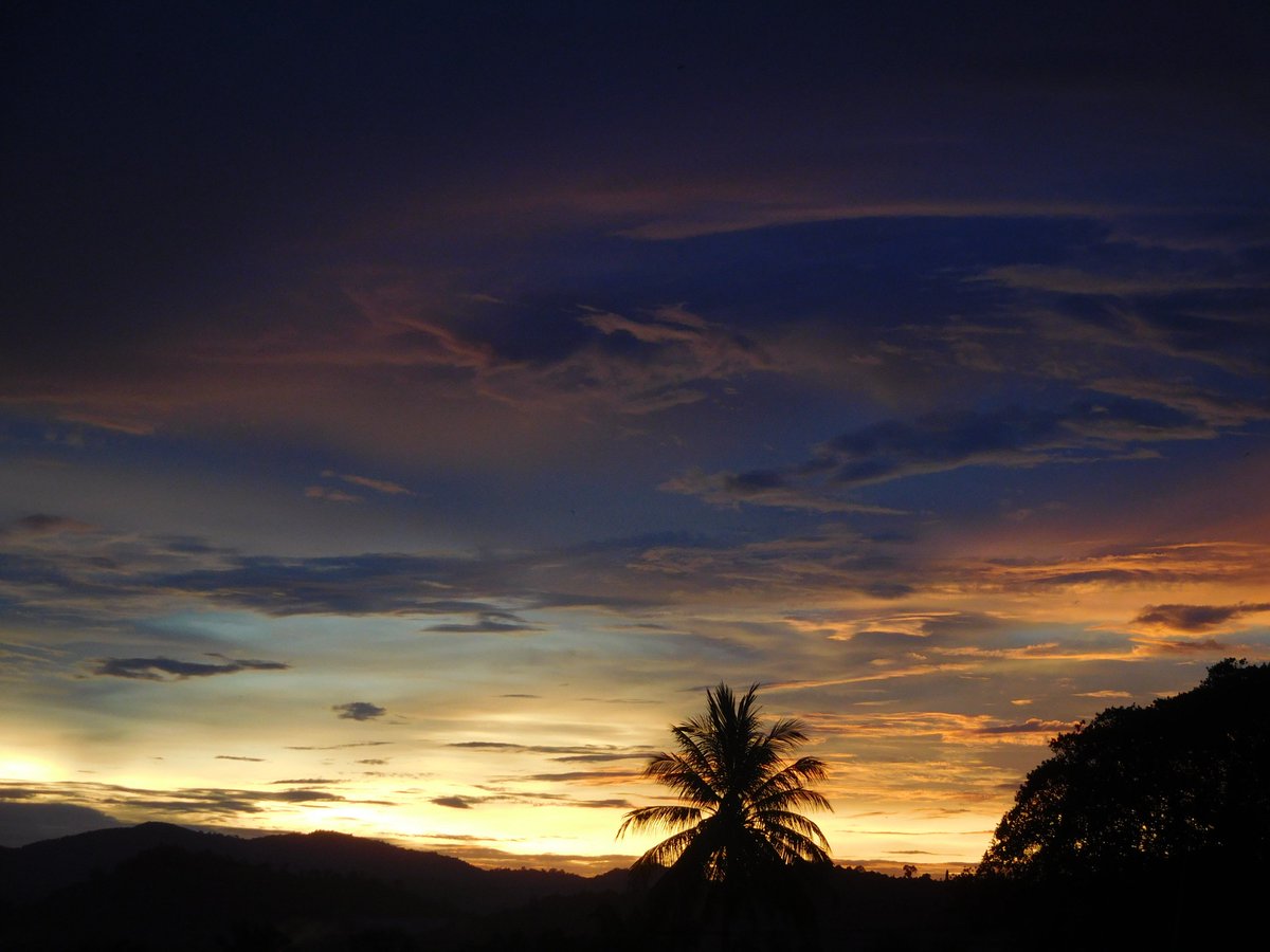 twiischibis's tweet photo. Different pictures of the same thing. #schoolview #sunset #thailand https://t.co/9fx6G4aLJ4
