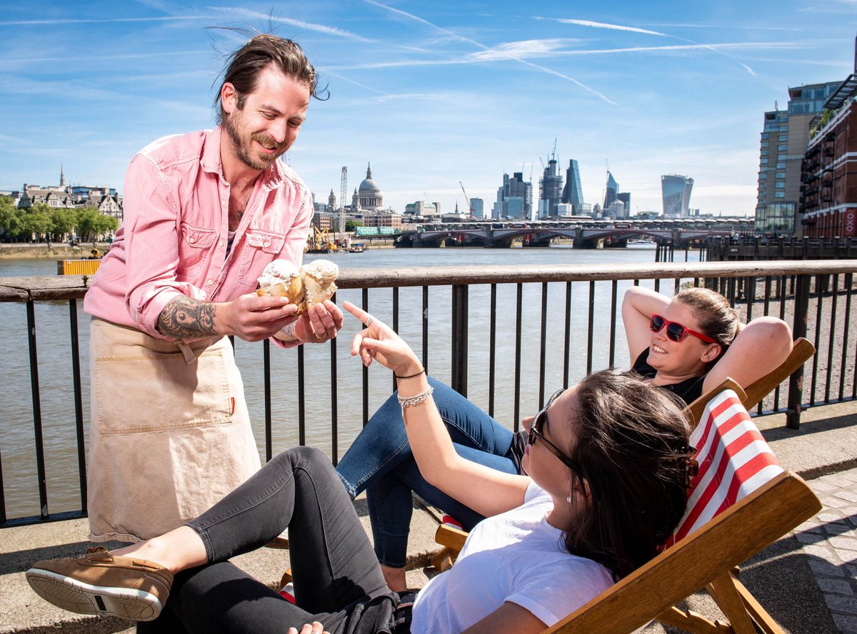 PA_Mediapoint's tweet photo. Chef #JamesStrawbridge @eco_boy with the worlds first ice cream pasty as @KellysCornwall launches their UK wide Cornwall Grand Flavour Tour on the Southbank.
.
.
.
#prphotography #PRnews #KellysIceCream #KellysofCornwall #icecreampasty #TNR https://t.co/8as8qVbG5Y