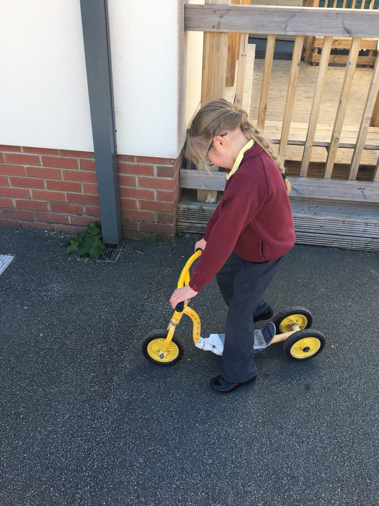 YsgolPenCoch's tweet photo. #usingmybody #scooter #balance #funinthesun #hawksclass #falconsclass https://t.co/WHPtTReq30