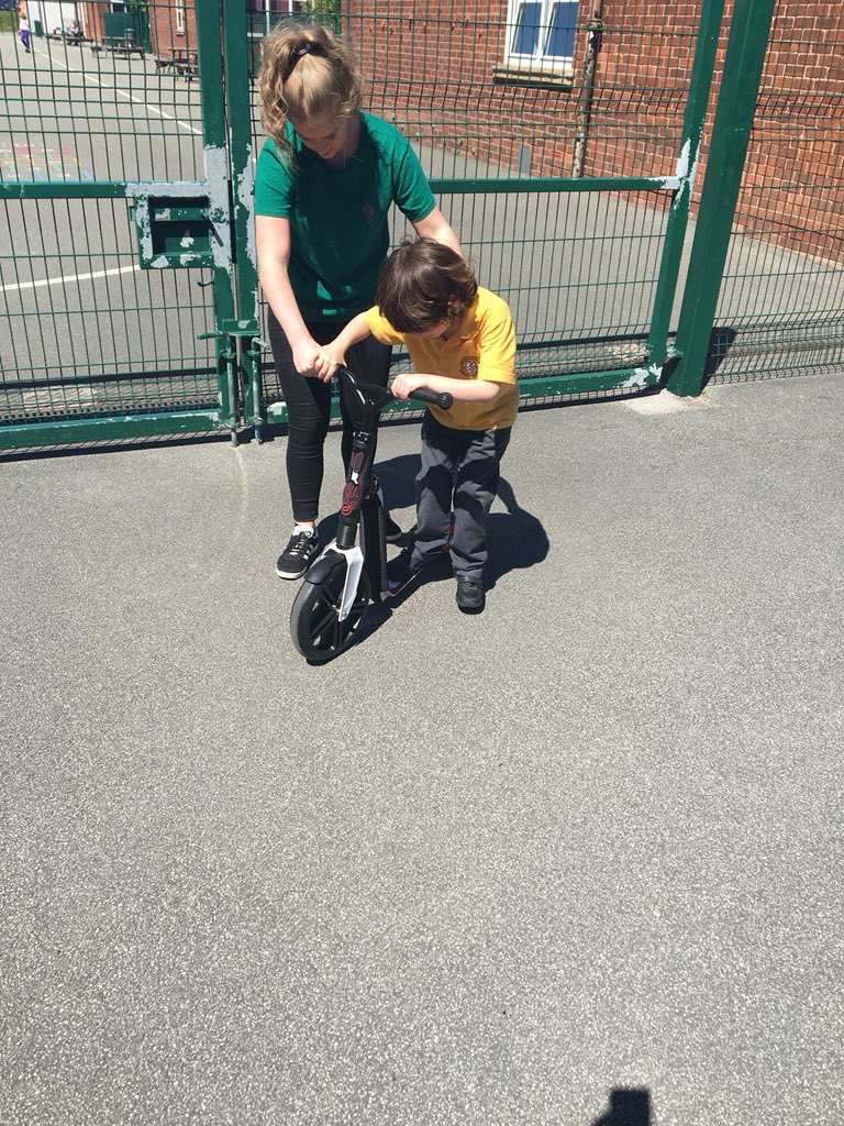 YsgolPenCoch's tweet photo. #usingmybody #scooter #balance #funinthesun #hawksclass #falconsclass https://t.co/WHPtTReq30